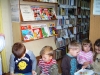 Filia Ciągowice - Wizyta przedszkolaków w bibliotece - oglądanie książek
