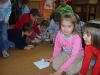 Filia Ciągowice - Wizyta przedszkolaków w bibliotece - układanie puzzli