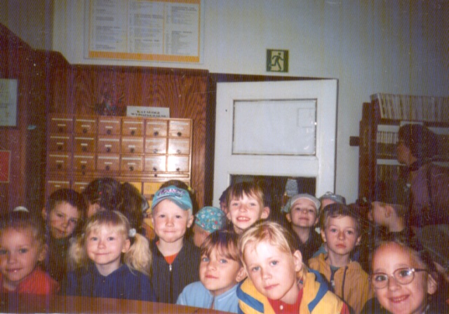 Wycieczka przedszkolaków do biblioteki (maj 2003 r.)