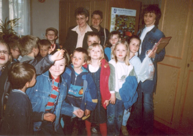 Wycieczka przedszkolaków do biblioteki (maj 2004 r.)