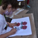 Fotografia nastolatki rysującej róże