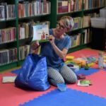 Prowadząca prezentuje wartościowe dla logopedów książki dla dzieci