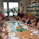 Dzieci biorące udział w warsztatach kultura i słodycz