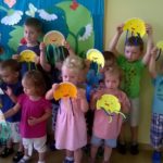 Dzieci prezentujące ośmiornice powstałe w trakcie wakacyjnych zajęć w filii nr 4