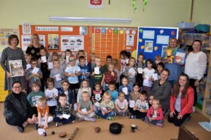 Dzieci uczestniczące w spotkaniu Kultura słowa z Katarzyną Kozłowską