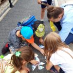 Dzieci układające puzzle podczas gry terenowej zagadkowi odkrywcy