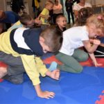 Dzieci ćwiczące koordynację ruchową