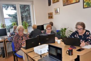 Seniorki uczestniczące w warsztatach komputerowych Biblioteka w sieci