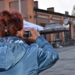 Seniorka robiąca zdjęcie dworcowi w Łazach