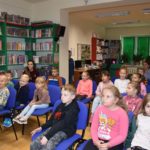 Przedszkolaki siedzące w oddziale dla dzieci i młodzieży podczas prezentacji bajki skandynawskiej