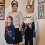 Zosia- autorka prac wystawy Barwny zakątek Zosi z wnuczkami na tle jej twórczości