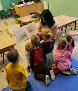 Bibliotekarka czytająca bajkę przedszkolakom